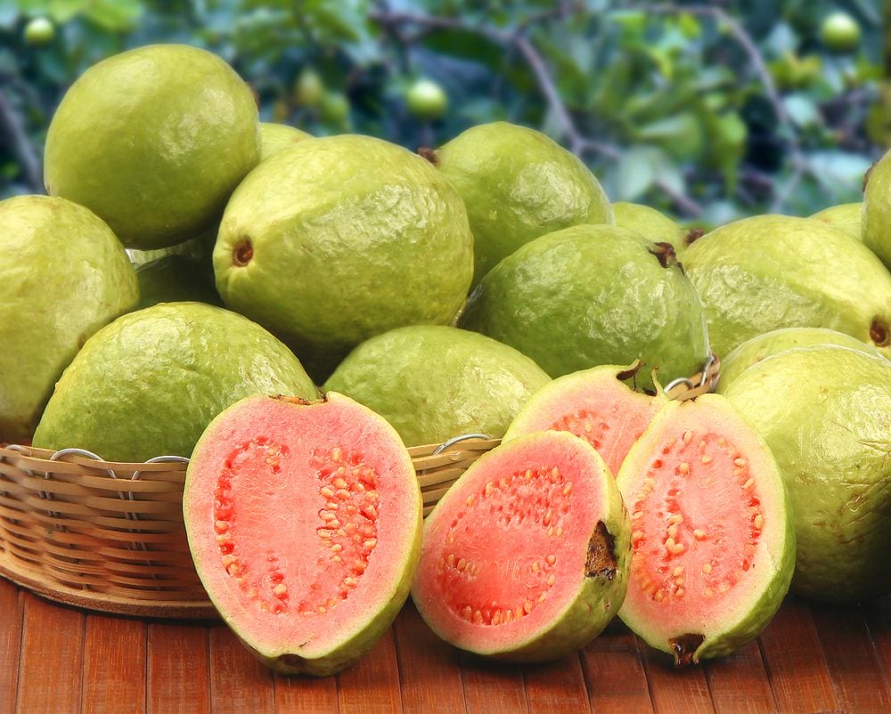 Dojrzałe brzoskwinie i mango, ukazujące słodkie i tropikalne połączenie smaków.